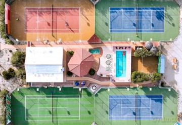 The Tennis Court: A Journey to Discover the World's Greatest Tennis Courts - Nick Pachelli [KSIĄŻKA]