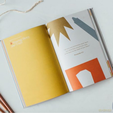Crafted in Faith: A Craft Devotional for Christian Women - Monica Stoltzfus [KSIĄŻKA]