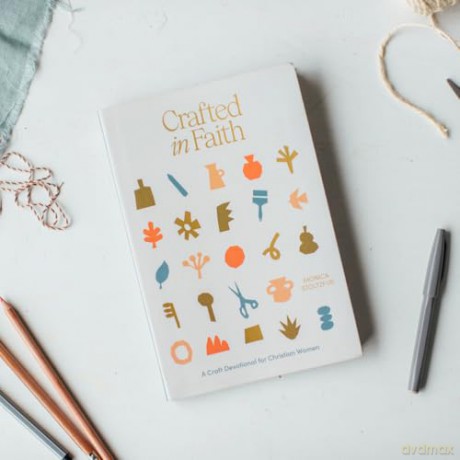 Crafted in Faith: A Craft Devotional for Christian Women - Monica Stoltzfus [KSIĄŻKA]