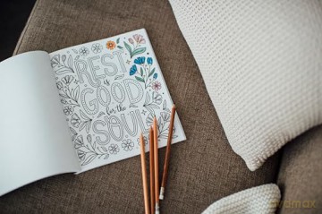 Embrace the Beauty: An Adult Coloring Book with Inspirational Quotes and Frameable Wall Art - Ginny Mossman [KSIĄŻKA]