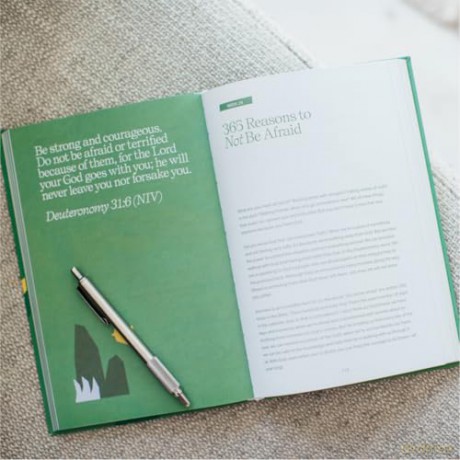 Growing with God: 52 Weeks of Bible Verses, Prayers, and Devotions - Monica Stoltzfus [KSIĄŻKA]