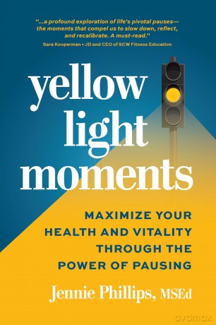 Yellow Light Moments: Maximize Your Health and Vitality Through The Power of Pausing - Jennie Phillips [KSIĄŻKA]