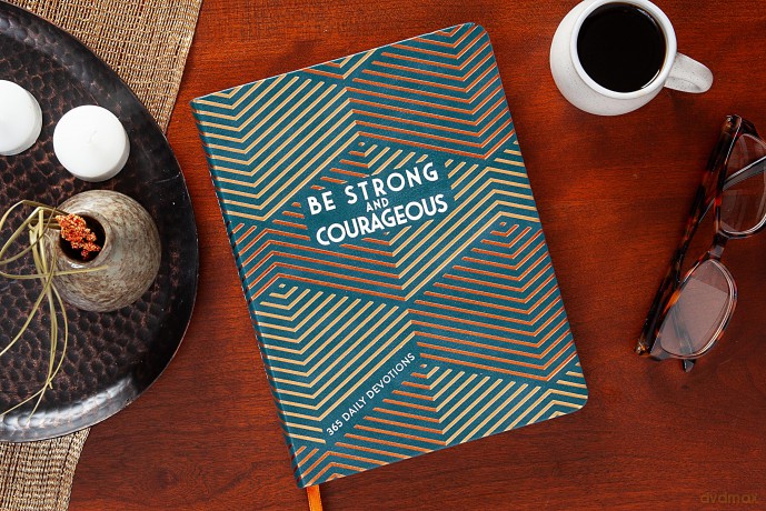 Be Strong and Courageous: 365 Daily Devotions for Fathers [KSIĄŻKA]