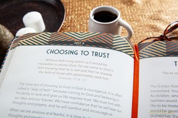 Be Strong and Courageous: 365 Daily Devotions for Fathers [KSIĄŻKA]