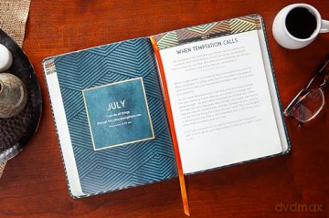 Be Strong and Courageous: 365 Daily Devotions for Fathers [KSIĄŻKA]