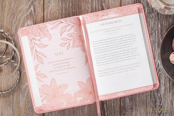 Consider the Lilies: 365 Devotions for Women [KSIĄŻKA]