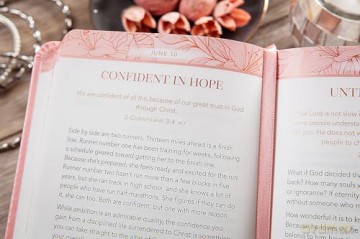 Consider the Lilies: 365 Devotions for Women [KSIĄŻKA]
