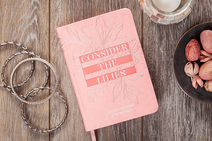 Consider the Lilies: 365 Devotions for Women [KSIĄŻKA]