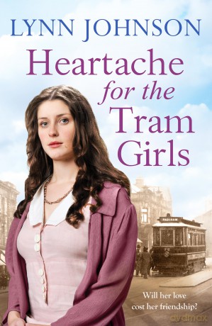 Heartache For The Tram Girls (The Potteries Girls, 5): An inspiring and emotional World War One romantic saga - Lynn Johnson [KSIĄŻKA]