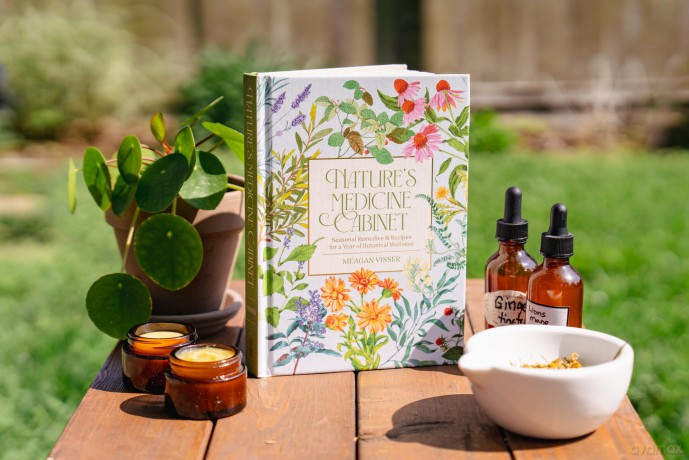 Nature's Medicine Cabinet: Seasonal Recipes and Remedies for a Year of Botanical Wellness - Meagan Visser [KSIĄŻKA]
