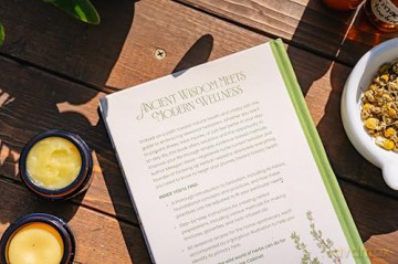 Nature's Medicine Cabinet: Seasonal Recipes and Remedies for a Year of Botanical Wellness - Meagan Visser [KSIĄŻKA]