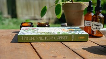 Nature's Medicine Cabinet: Seasonal Recipes and Remedies for a Year of Botanical Wellness - Meagan Visser [KSIĄŻKA]