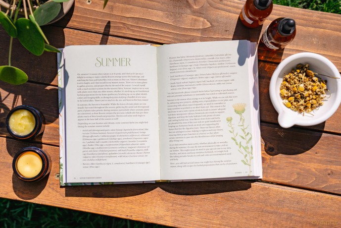 Nature's Medicine Cabinet: Seasonal Recipes and Remedies for a Year of Botanical Wellness - Meagan Visser [KSIĄŻKA]