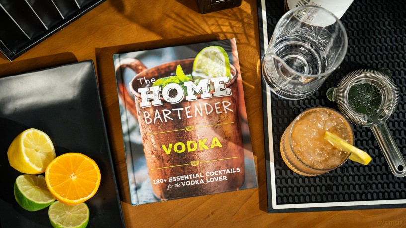 The Home Bartender: Vodka: 100+ Essential Cocktails for the Vodka Lover - Editors of Cider Mill Press [KSIĄŻKA]