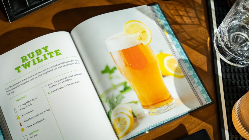 The Home Bartender: Vodka: 100+ Essential Cocktails for the Vodka Lover - Editors of Cider Mill Press [KSIĄŻKA]