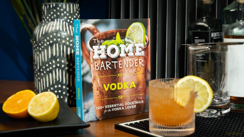 The Home Bartender: Vodka: 100+ Essential Cocktails for the Vodka Lover - Editors of Cider Mill Press [KSIĄŻKA]