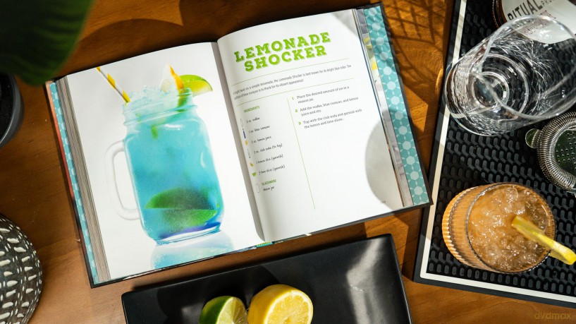 The Home Bartender: Vodka: 100+ Essential Cocktails for the Vodka Lover - Editors of Cider Mill Press [KSIĄŻKA]