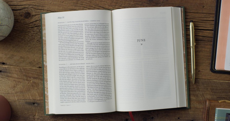 Morning and Evening: A New Edition of the Classic Devotional Based on The Holy Bible, English Standard Version - Charles H. Spurgeon [KSIĄŻKA]