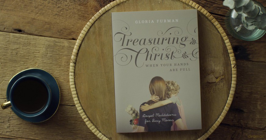 Treasuring Christ When Your Hands Are Full: Gospel Meditations for Busy Moms (with Study Questions) - Gloria Furman [KSIĄŻKA]