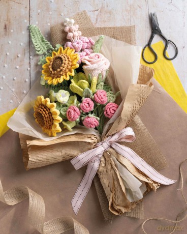 Crochet A Flower Bouquet: 35 crochet patterns for handmade flowers and foliage - Li Li [KSIĄŻKA]
