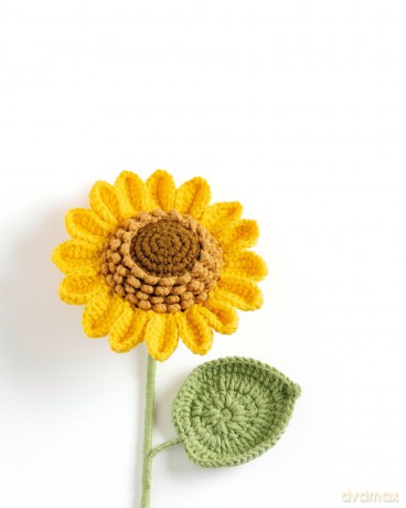 Crochet A Flower Bouquet: 35 crochet patterns for handmade flowers and foliage - Li Li [KSIĄŻKA]