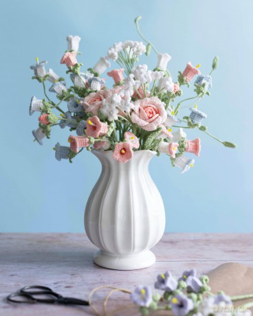 Crochet A Flower Bouquet: 35 crochet patterns for handmade flowers and foliage - Li Li [KSIĄŻKA]