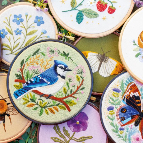 Paint with Thread: In the Garden: A step-by-step guide to embroidery - Emillie Ferris [KSIĄŻKA]