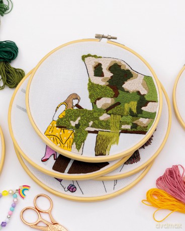 Stitch Stars: Taylor: Over 20 unofficial embroidery patterns for stitchy superfans - Emily Middleton [KSIĄŻKA]