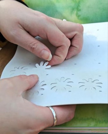 The Bouquet in a Book: Pre-punched pages to press out and make paper flowers - Prudence Rogers [KSIĄŻKA]