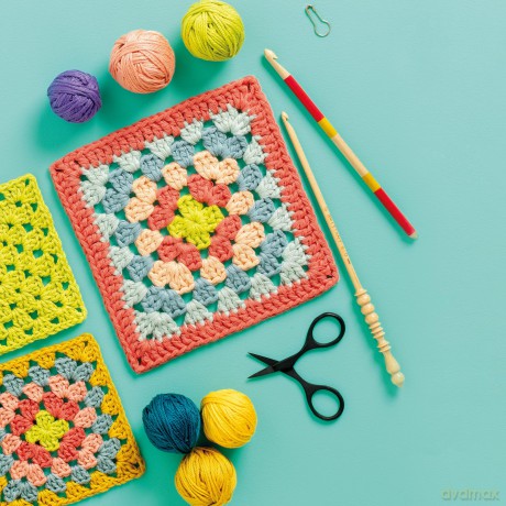 The Granny Square Crochet Bible: Everything you need to know about how to crochet granny squares - Lynne Rowe [KSIĄŻKA]