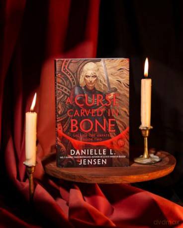 A Curse Carved in Bone: The breathtaking sequel to the No. 1 Sunday Times bestselling romantasy sensation - Danielle L. Jensen [KSIĄŻKA]