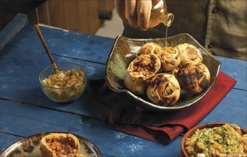 Roti: 90 Simple Recipes for the Indian Bread and Its Accompaniments - Anuradha Ravindranath [KSIĄŻKA]