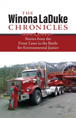 The Winona LaDuke Chronicles: Stories from the Front Lines in the Battle for Environmental Justice - Winona LaDuke [KSIĄŻKA]