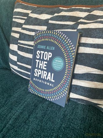 Stop the Spiral Devotional: 100 Days of Breaking Free from Negative Thoughts - Jennie Allen [KSIĄŻKA]