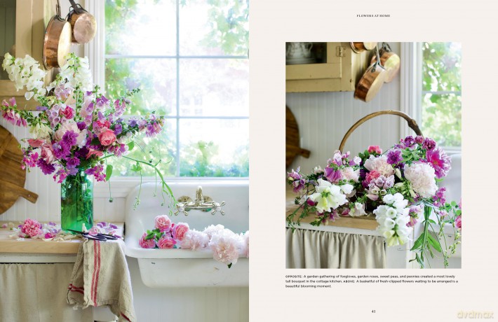 French Country Cottage in Bloom - Courtney Allison [KSIĄŻKA]