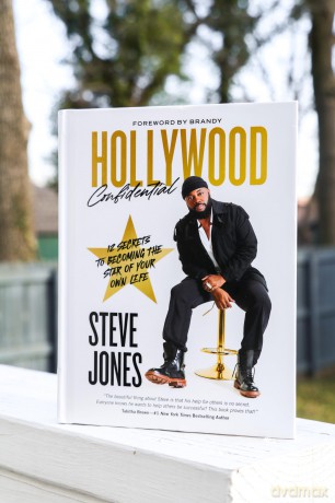 Hollywood Confidential: 12 Secrets to Becoming the Star of Your Own Life - Steve Jones [KSIĄŻKA]