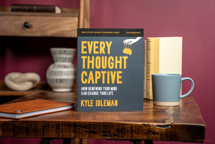 Every Thought Captive Bible Study Guide plus Streaming Video: How Renewing Your Mind Can Change Your Life - Kyle Idleman [KSIĄŻKA]