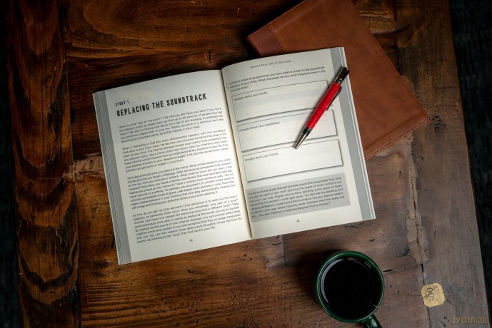 Every Thought Captive Bible Study Guide plus Streaming Video: How Renewing Your Mind Can Change Your Life - Kyle Idleman [KSIĄŻKA]