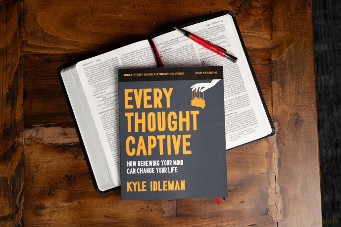 Every Thought Captive Bible Study Guide plus Streaming Video: How Renewing Your Mind Can Change Your Life - Kyle Idleman [KSIĄŻKA]