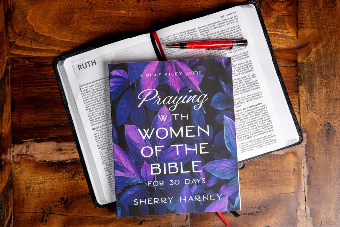 Praying with Women of the Bible for 30 Days: A Bible Study Guide - Sherry Harney [KSIĄŻKA]