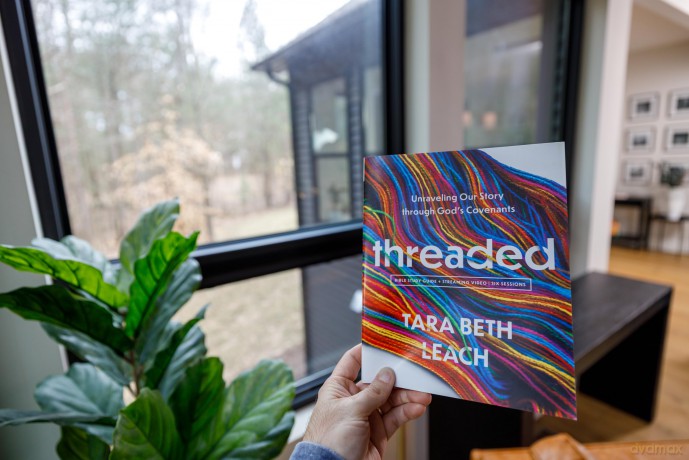 Threaded Bible Study Guide plus Streaming Video: Unraveling Our Story through God's Covenants - Tara Beth Leach [KSIĄŻKA]