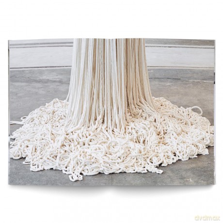 Sheila Hicks (Bilingual edition): a little bit of a lot of things - Gianni Jetzer [KSIĄŻKA]