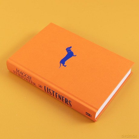 The Listeners: 'A beautiful love story, a fascinating glimpse into the horrors of history and a haunting tale of loyalty and courage' - Chris Whitaker - Maggie Stiefvater [KSIĄŻKA]