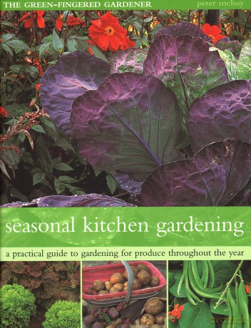 The Seasonal Kitchen Garden: A practical guide to gardening throughout the year: vegetables and fruit; practical tips and hints; step-by-step sequences; seasonal plant lists - Peter McHoy [KSIĄŻKA]
