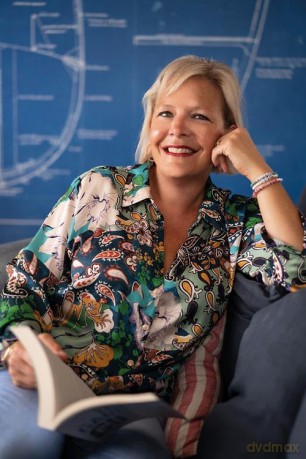 River of Stars: A brand-new, sweeping novel of romance and family secrets from the Sunday Times bestselling author of THE GARNETT GIRLS - perfect summer holiday reading for 2025! - Georgina Moore [KSIĄŻKA]