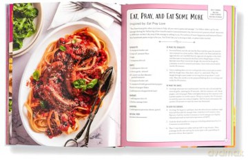 The Rom-Com Cookbook: Romantic-Comedy-Inspired Recipes that Will Make Them Say "I'll Have What She's Having" - Tara Theoharis [KSIĄŻKA]