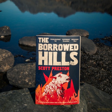 The Borrowed Hills: 'A sucker-punch of a novel' Guardian - Scott Preston [KSIĄŻKA]