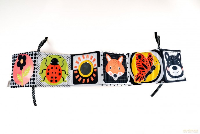 A High-Contrast Tummy Time Black-and-White Sensory Rag Book: Part of the A Wonderful Wood Collection for Newborns and Babies 0-2 years - Lily Fossett [KSIĄŻKA]
