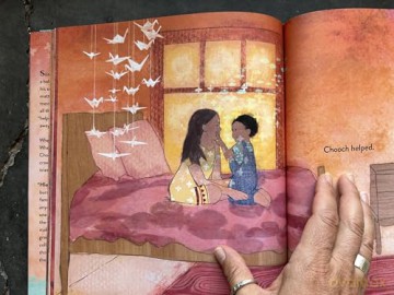 Chooch Helped: (Caldecott Medal Winner) - Andrea L. Rogers [KSIĄŻKA]