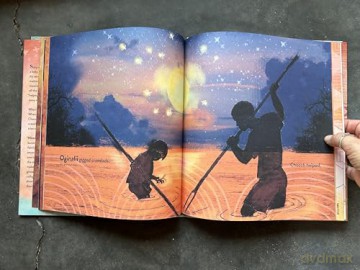 Chooch Helped: (Caldecott Medal Winner) - Andrea L. Rogers [KSIĄŻKA]
